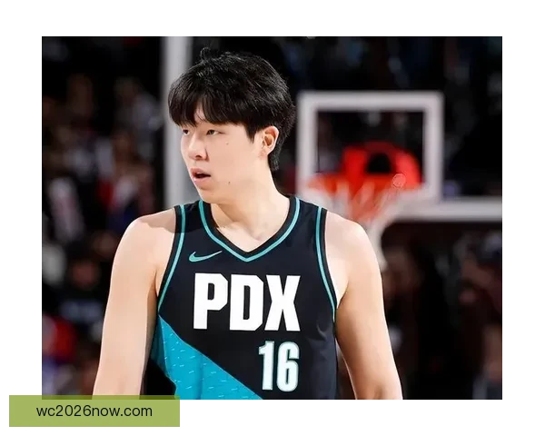 杨瀚森6分4篮板遭恶意抱摔裁判判罚引球迷狂嘘