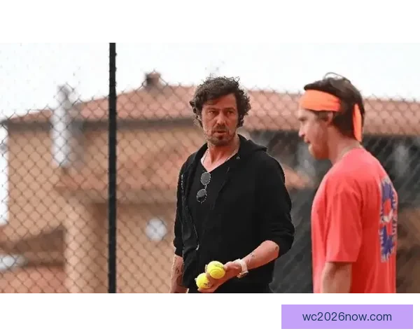 摇滚巨星邦·乔维亮相迈阿密大师赛与萨芬卢布丰塞卡亲切合影交流